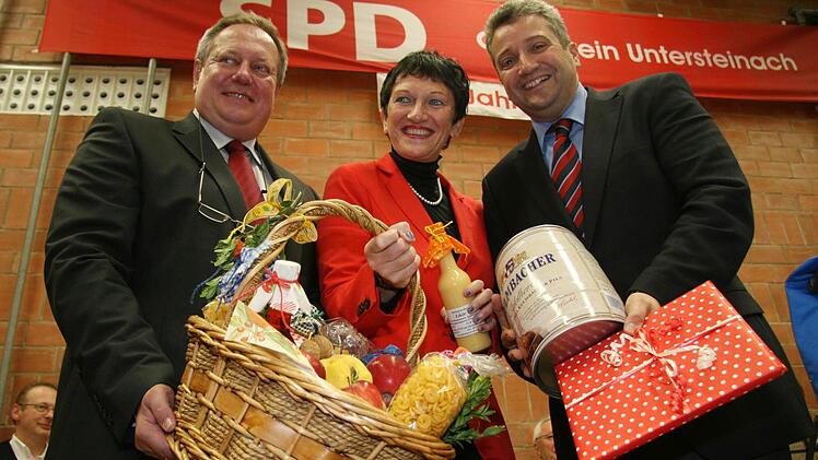 Thomas Beyer  (links) wurde vom Ortsvereinsvorsitzendem Volker Schmiechen und Landtagsabgeordneter Inge Aures reich beschenkt.