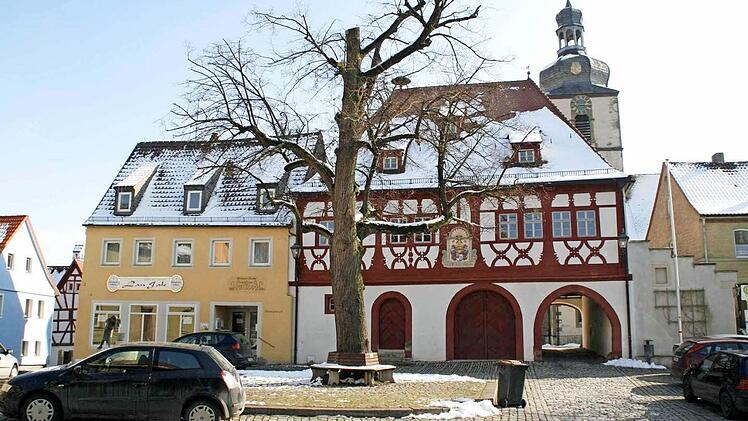 Noch steht die Linde am Marktplatz, jedoch geht die Gemeinde davon aus, dass sie gefällt und dann irgendwie ersetzt werden muss. Foto: Gerhard Bauer