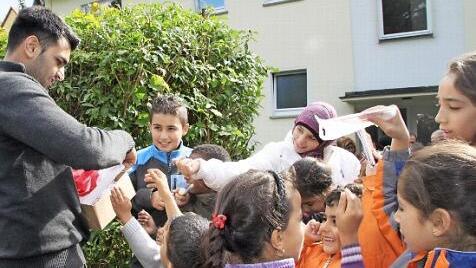 OB-Fahrer Mersad Ebrahimi, der aus dem Iran stammt und seit 1996 in Kulmbach lebt, verteilt ...