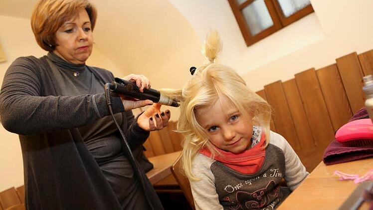 Erst skeptisch, dann begeistert: Antonia Freund lässt sich von Claudia Gottstein frisieren. Foto: Barbara Herbst