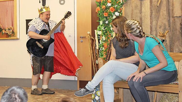 Hans möchte gern als Schlagerkönig das Herz der schönen Evi (r.) gewinnen.  Foto: fra-press