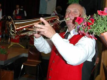 Der 79- jährige Ferdinand Schmitt ist noch aktiver Trompeter (auf dem Foto spielt er Flügelhorn). Er wird am Pfingstsonntag im ersten Konzertteil auch den Musikverein Frankenwald dirigieren.  Foto: Karl-Heinz Hofmann