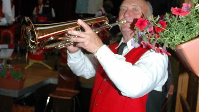 Der 79- jährige Ferdinand Schmitt ist noch aktiver Trompeter (auf dem Foto spielt er Flügelhorn). Er wird am Pfingstsonntag im ersten Konzertteil auch den Musikverein Frankenwald dirigieren.  Foto: Karl-Heinz Hofmann