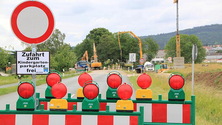 Die Köstener Straße - und somit die Kreisstraße LIF 2 - ist bis einschließlich 30. Juni und dann noch einmal vom 21. September bis 27. November total gesperrt. Grund sind der Bau eines Regenüberlaufbeckens und das Verlegen großvolumiger Kanalrohre in diesem Bereich. Die Zufahrt zum St.-Franziskus-Kindergarten ist jedoch möglich. Foto: Matthias Einwag