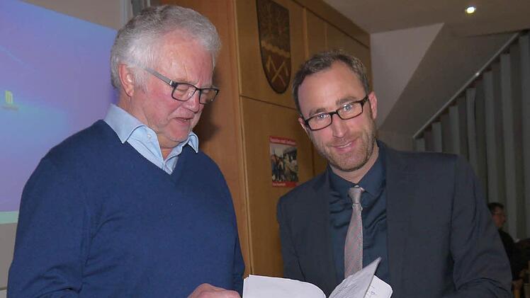 Eine Liste mit 1756 Unterschriften gegen den Bau weiterer Stromtrassen im östlichen Landkreis überreichte Heinz Freitag (links) an Bürgermeister Markus Mönch. Foto: Berthold Köhler