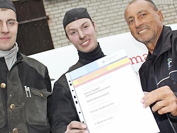 Florian Hopfenmüller (Mitte) ist der beste oberfränkische Schornsteinfeger. Geselle Ulli Richter und Meister Hilmar Stadter (von links) sind stolz auf ihren 19-jährigen Kollegen. Foto: Lisa Kieslinger