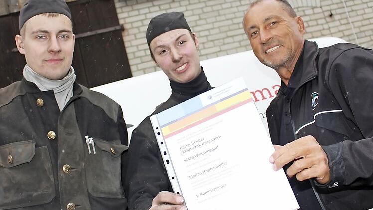 Florian Hopfenmüller (Mitte) ist der beste oberfränkische Schornsteinfeger. Geselle Ulli Richter und Meister Hilmar Stadter (von links) sind stolz auf ihren 19-jährigen Kollegen. Foto: Lisa Kieslinger