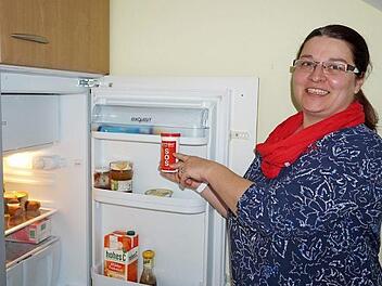 Rettung aus dem Kühlschrank: Die SOS-Dose bewahrt man im Kühlschrank auf, damit Ersthelfer sie dort in einem Notfall schnell finden. Das Bild zeigt Allianzmanagerin Michaela Schleiffer.  Foto: Marion Eckert