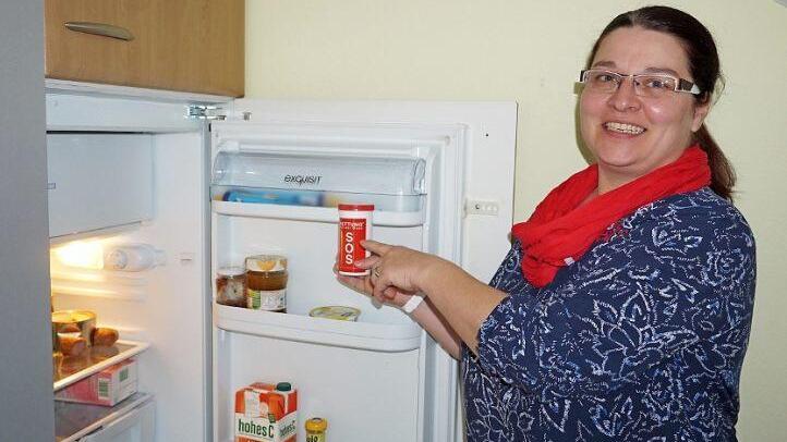 Rettung aus dem Kühlschrank: Die SOS-Dose bewahrt man im Kühlschrank auf, damit Ersthelfer sie dort in einem Notfall schnell finden. Das Bild zeigt Allianzmanagerin Michaela Schleiffer.  Foto: Marion Eckert
