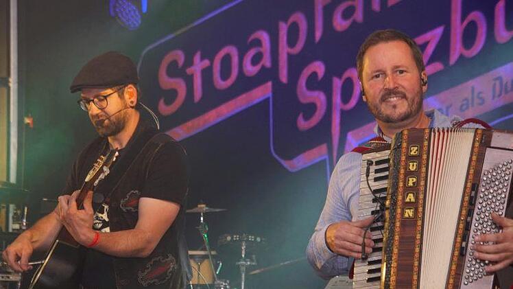 Instrumentale Kompetenz traf Musikleidenschaft beim Auftritt der "Stoapf&auml;lzer Spitzbuam" in Isling. Hier zu sehen sind Gitarrist Mane sowie Tom mit einer Ziehharmonika aus dem f&uuml;nfk&ouml;pfigen Ensemble.Mario Deller
