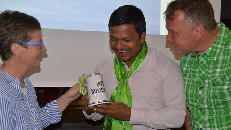 Raju Shrestha freut sich über sein Gastgeschenk: einen Kulmbacher Bierkrug. Foto: Uschi Prawitz