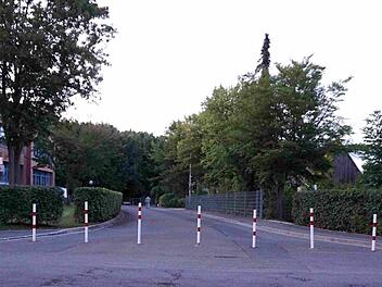 Die Absperrpfosten am südlichen Ende der Straße "Am Windflügel" bleiben stehen.    Foto: Richard Sänger