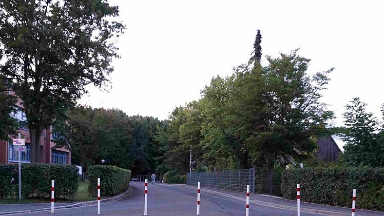 Die Absperrpfosten am südlichen Ende der Straße "Am Windflügel" bleiben stehen.    Foto: Richard Sänger