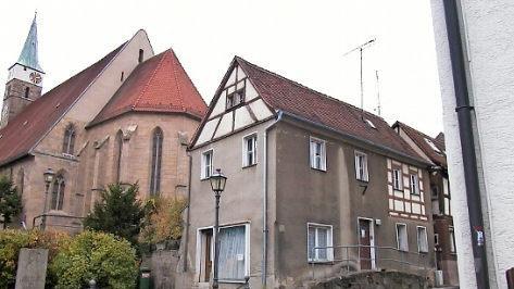 Der Blick auf die Kirche mit der alten Kleiderkammer vorne...
