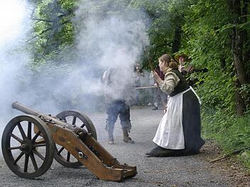 Auch die Frauen im Dragonerregiment verstehen sich aufs Kanonenschießen. Foto: Winfried Ehling