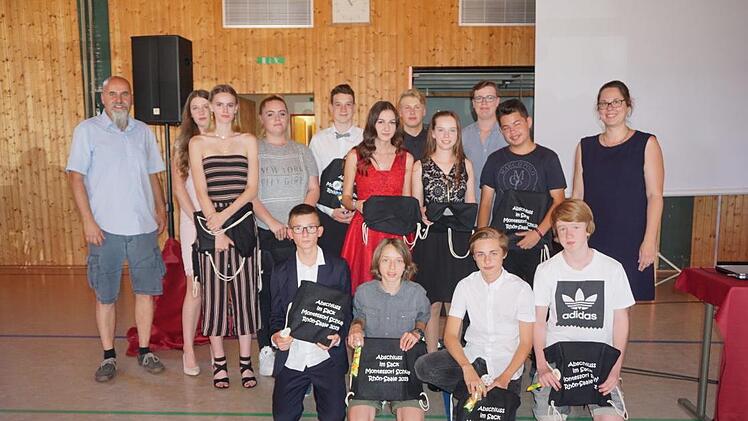  Die Neuntklässler der Montessori-Schule Rhön-Saale haben den Quali bestanden.   Fotos: Marion Eckert