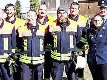 Gruppenbild mit den erfolgreichen Einsatzkr&auml;ften Foto: p