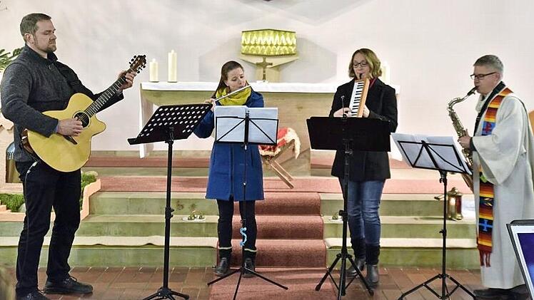 Pfarrer Stephan Eschenbacher (rechts) als Saxofonist im Quartett mit Christian und Christine Trapp und Claudia Pasler (von links) Foto: Gerold Snater