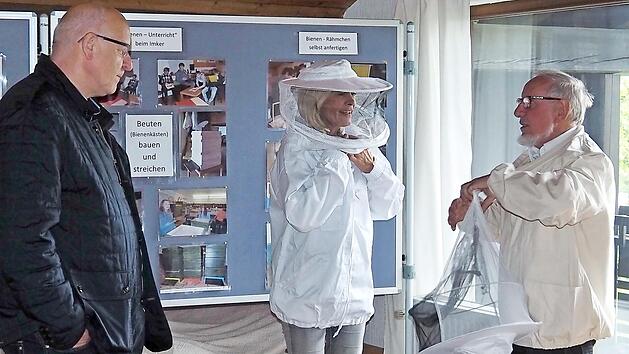 Bernhard G&ouml;tz (r.) erl&auml;utert B&uuml;rgermeister Klaus Homann und Schulleiterin Sibylle Kretzschmar die Vorgehensweise in seiner "Bienenschule".
