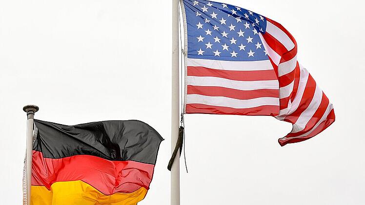 Flaggen der USA und von Deutschland
