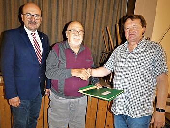 Nach über 40 Jahren als ehrenamtlicher Dauerläufer in nahezu allen Vorstandsämtern des TSV Harsdorf übergab Wolfgang Hinsche (Mitte) die Kassengeschäfte an seinen Nachfolger Klaus Gewinner; links TSV-Vorsitzender Manfred Zapf.