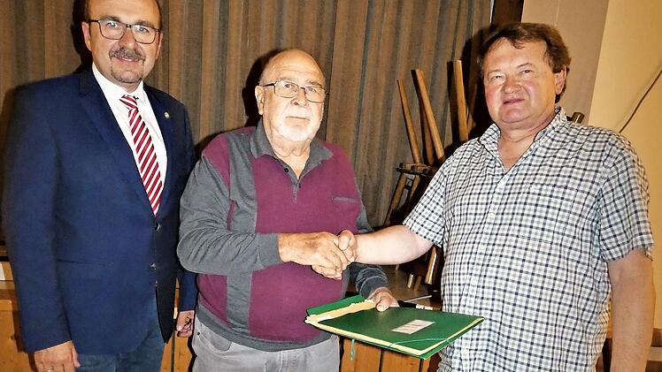 Nach über 40 Jahren als ehrenamtlicher Dauerläufer in nahezu allen Vorstandsämtern des TSV Harsdorf übergab Wolfgang Hinsche (Mitte) die Kassengeschäfte an seinen Nachfolger Klaus Gewinner; links TSV-Vorsitzender Manfred Zapf.