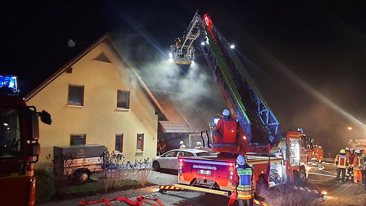 Thurnau: Garagenbrand greift auf Wohnhaus &uuml;ber: Bewohner wird verletzt
