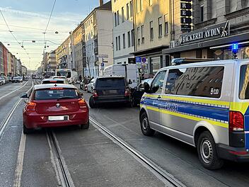 N&uuml;rnberg: Unfall zwischen Auto und Stra&szlig;enbahn - Land Rover in parkende Autos geschoben
