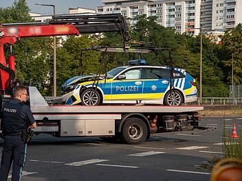 Unfall in N&uuml;rnberg: Polizeiwagen auf Einsatzfahrt kracht in Pkw