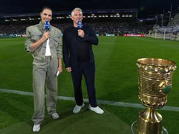 Esther Sewdlaczek und Bastian Schweinsteiger vereint an der Seitenlinie im Zeichen des DFB-Pokals. Vorher gab's ein l&auml;uferisches Missverst&auml;ndnis.
