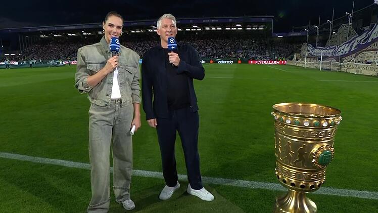 Esther Sewdlaczek und Bastian Schweinsteiger vereint an der Seitenlinie im Zeichen des DFB-Pokals. Vorher gab's ein l&auml;uferisches Missverst&auml;ndnis.