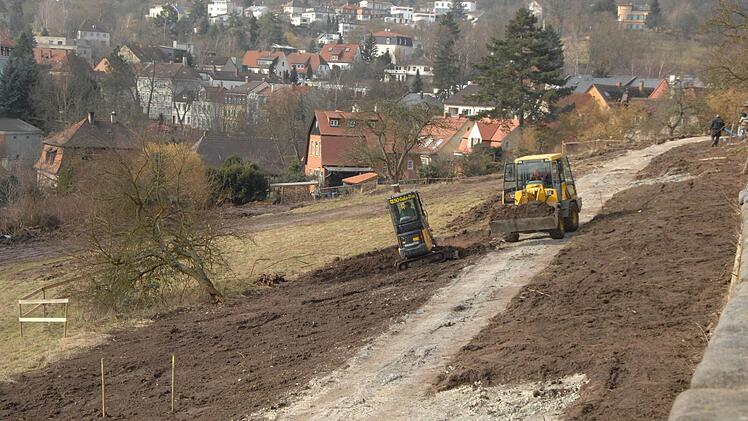 Beim Wegebau im Winter 2008/2009 kamen Planierraupen und Bagger zum Einsatz.