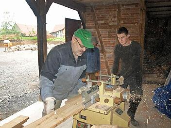 Franz Kuhn und Benedikt Hildner richten Bretter zum Verschalen der Decke her. Fotos: Stefan Geiger