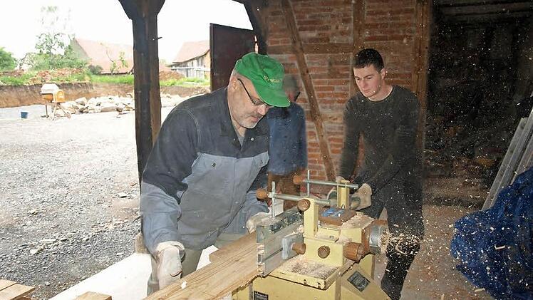 Franz Kuhn und Benedikt Hildner richten Bretter zum Verschalen der Decke her. Fotos: Stefan Geiger