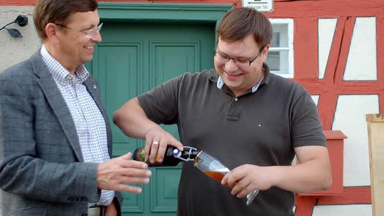 Auch Dieter Pillmann (links) lässt sich eines der Biere schmecken mit Matthias Rädlein schmecken