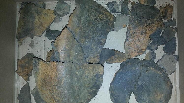 Etwa ein Drittel eines so genannten Kegelhalsgefäßes sowie Teile eines zweiten Gefäßes fand der Sander Mark Werner Ende Oktober in einer Kiesgrube in der Sander Flur, keine 50 Meter vom Main entfernt.