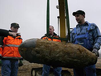 Sprengmeister Michael Weiß hat die Bombe fest am Haken.  Fotos: Nikolas Pelke