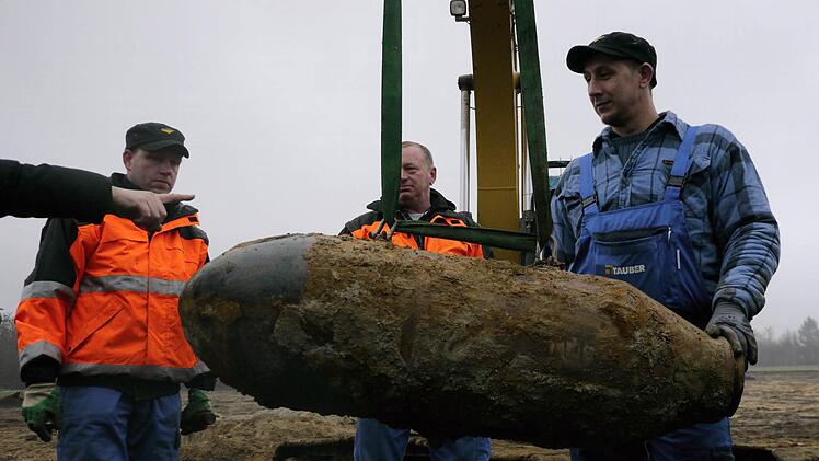 Sprengmeister Michael Weiß hat die Bombe fest am Haken.  Fotos: Nikolas Pelke