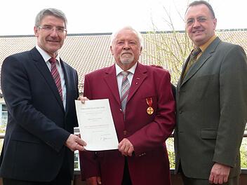 Sichtlich gerührt nahm Ludwig Schmidt (Mitte) die Auszeichnung von Landrat Michael Busch (links) entgegen. Erster Gratulant war Bürgermeister Udo Siegel. Foto: Lothar Weidner