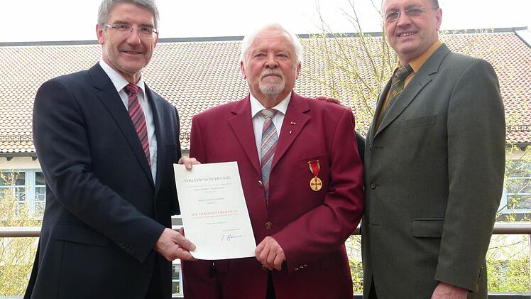 Sichtlich gerührt nahm Ludwig Schmidt (Mitte) die Auszeichnung von Landrat Michael Busch (links) entgegen. Erster Gratulant war Bürgermeister Udo Siegel. Foto: Lothar Weidner
