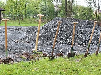 Aller guten Dinge waren in diesem Fall sechs. In Reih und Glied stand das Arbeitsgerät bereit, dem bereits in den nächsten Tagen große Baumaschinen folgen sollten.  Foto: Katharina Becht