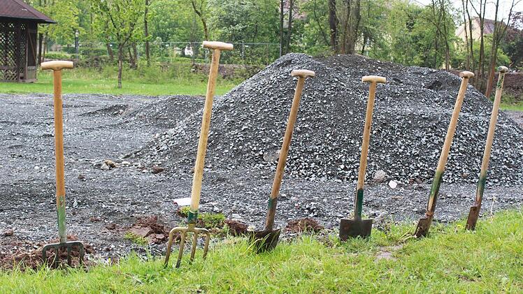 Aller guten Dinge waren in diesem Fall sechs. In Reih und Glied stand das Arbeitsgerät bereit, dem bereits in den nächsten Tagen große Baumaschinen folgen sollten.  Foto: Katharina Becht