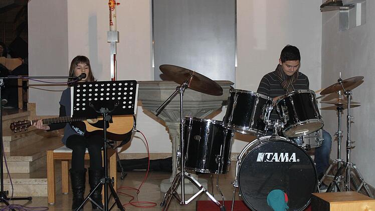 Leonie Wolf singt Halleluhja und wird von Kevin Negrea am Schlagzeug begleitet. Foto: Carmen Schwind