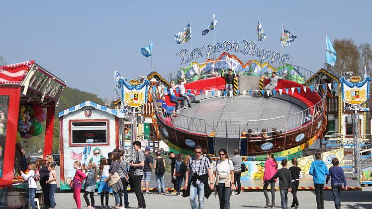 Schon zur Eröffnung ließen sich viele Kulmbacher auf Volksfest locken. Foto: Sonja Adam