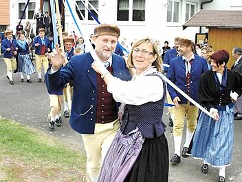 Mit einem Bändertanz will die Trachtengruppe beim kommenden Oktoberfest auftreten.  Foto: Gerhard Schmidt