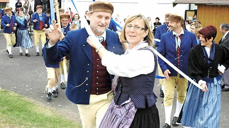 Mit einem Bändertanz will die Trachtengruppe beim kommenden Oktoberfest auftreten.  Foto: Gerhard Schmidt