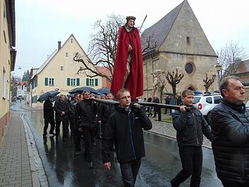 Die Karfreitagsprozession beginnt. Foto: Petra Malbrich
