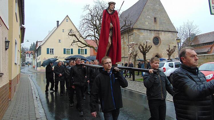 Die Karfreitagsprozession beginnt. Foto: Petra Malbrich