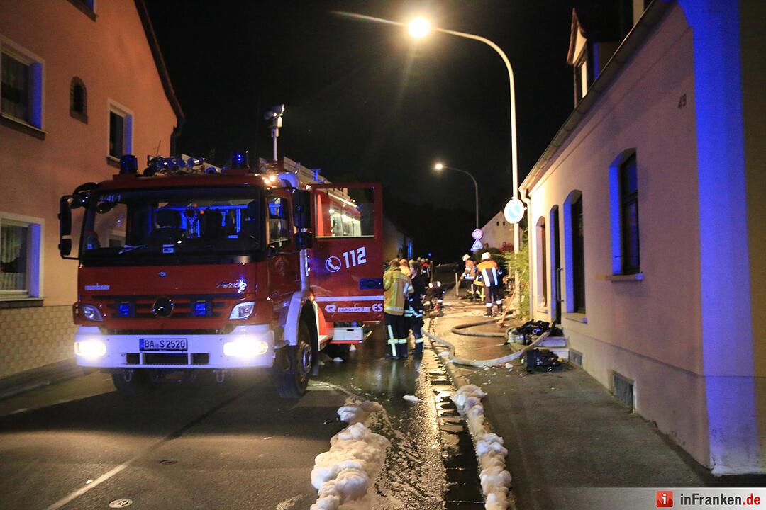 Garagenbrand in Wildensorg - Auto geht in Flammen auf