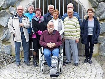 Die ehemaligen Schulkameraden (von links) Werner Bauersachs, Walter Appel, Hilde Käß, Heinz Kliesch, Helmut Kollerer, Renate Heller, Edelbert Hahn, Willi Bergmann und Dragica Bauersachs Foto: Wulf